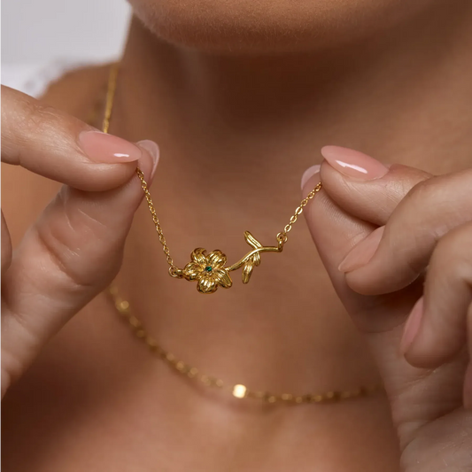 Collier Fleur de Naissance Personnalisé – Gravure Florale Minimaliste