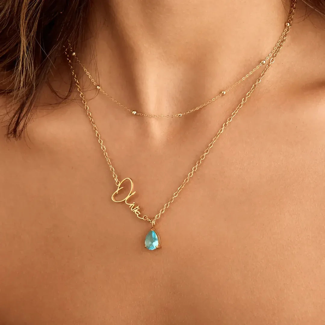 Femme portant le collier prénom et pierre de naissance ZORAKO